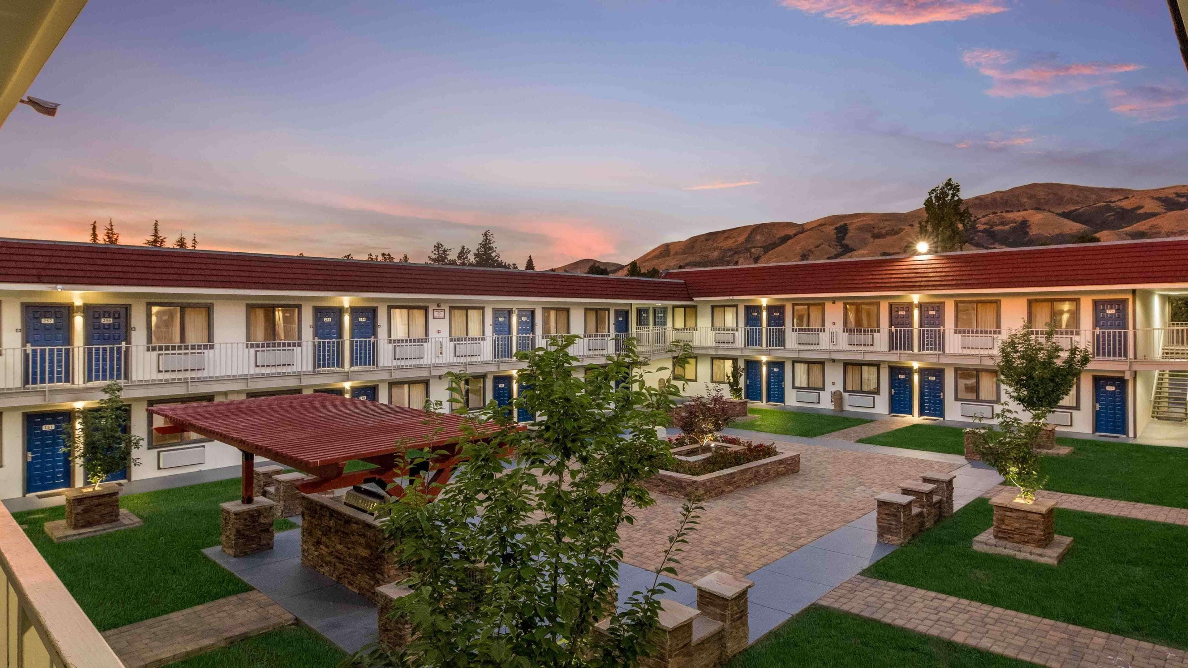 4 Solid 3-Star Hotels Close to Aqua Adventure Water Park